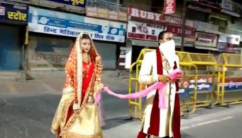 दिल्ली निवासी कुलदीप सोलंकी की शादी आनंदपुरी निवासी प्रीति के साथ 17 अप्रैल को काफी समय पहले ही तय हो चुकी थी। लॉकडाउन होने की वजह से दोनों की शादी में समस्या आ रही थी।
