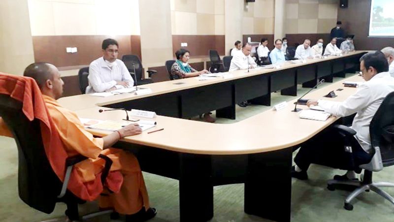 इसके आलावा लॉकडाउन के दौरान यदि किसी आवश्यक कार्य से घर से बाहर निकलना हो भी रहा है तो चेहरे पर मास्क अवश्य पहनें। इसके लिए सख्ती से निर्देश दिए गए हैं। बिना मास्क पहने घर से निकलने वाले लोगों पर कार्रवाई भी की जा रही है। 
