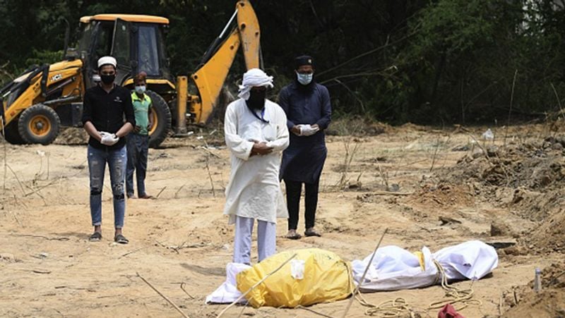 लाश दफनाने के लिए JCB से की जा रही खुदाई, परिजन वीडियो कॉल के जरिए कर रहें  अंतिम संस्कार | Government guideline for funeral of those who died of  corona in India kpn
