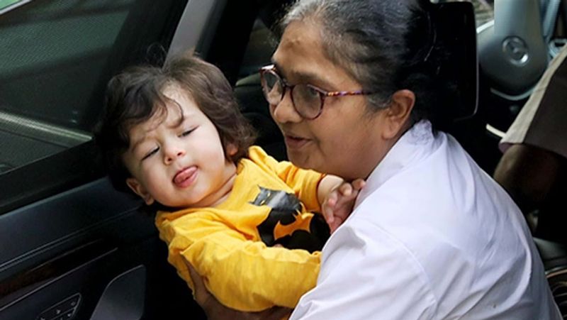 एक शख्स ने कमेंट करते हुए लिखा- तैमूर की हंसी से ज्यादा खुशी उसकी नैनी को देखकर हो रही है। एक अन्य ने कमेंट किया- तैमूर की वजह से नैनी भी फेमस हो गई। एक ने पूछा- ये नैनी अभी दिखती नहीं है।