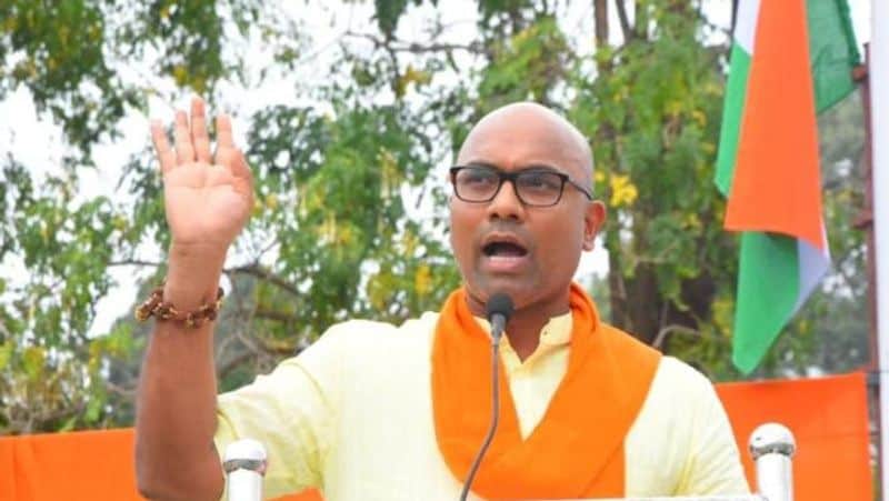 రాష్ట్ర ప్రభుత్వంపై బీజేపీ నాయకత్వం ఇప్పటికే దూకుడుగా విమర్శలు చేస్తోంది. నిజామాబాద్ ఎంపీ అరవింద్ వాహనంపై వరంగల్ లో టీఆర్ఎస్ నేతలు అడ్డుకోవడానికి ప్రయత్నిస్తే.. వరంగల్ ఎమ్మెల్యే వినయ్ భాస్కర్ ఇంటిపై బీజేపీ కార్యకర్తలు దాడికి యత్నించారు. 