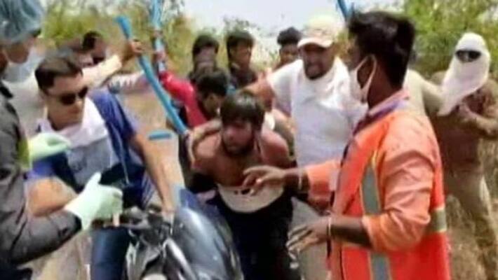 Covid 19: Madhya Pradesh Sanitation Worker Attacked, Clothes ripped by mob Covid 19: Madhya Pradesh Sanitation Worker Attacked, Clothes ripped by mob