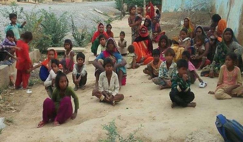 तस्वीर में दिख रहे यह लोग एमपी के डबरा जिले के छीमक गांव के हैं। जो बाहर मजदूरी करने के लिए गए थे, लॉकडाउन के चलते कुछ भी राशन खरीद नहीं पाए। अब एक-एक दाने के लिए मोहताज हो रहे हैं। 