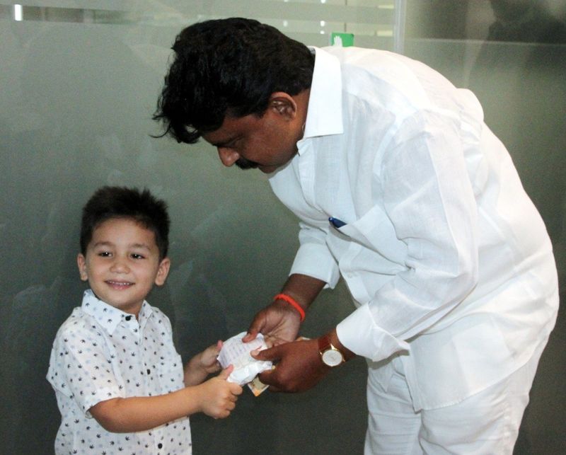 हेमंत ने यह पैसे राज्य के ट्रांसपोर्ट मिनिस्टर वेंकटरमैया को सौंपे। मंत्री ने बच्चे की सराहना करते हुए उसे साइकिल गिफ्ट करने का वादा किया। 
