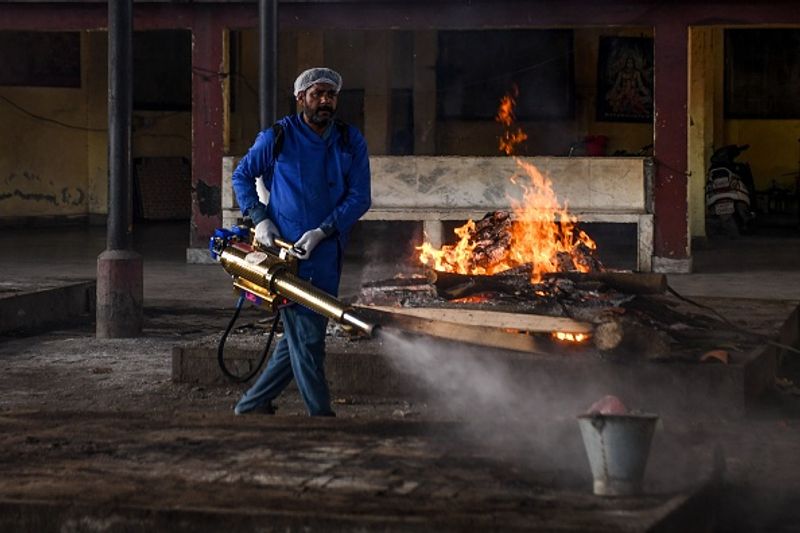अब सवाल उठता है कि अगर शव को दफनाने की बजाय जला दिया जाए तो क्या ज्यादा सुरक्षित होगा। इसपर मीडिया रिपोर्ट्स में पता चलता है कि दोनों ही तरीके सुरक्षित हैं। डब्ल्यूएचओ ने इबोला के दौरान एक एडवाइजरी जारी की थी कि मरने वाले संक्रमित व्यक्ति को दफना सकते हैं, लेकिन कुछ बचाव के उपाय करने होंगे। हालांकि जलाने के बाद राख से कोई इन्फेक्शन नहीं होता होता है। जबकि दफनाने के बाद 3 से 4 दिन तक खतरा बना रहता है। 