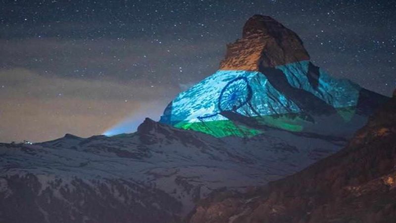 भारत में 3 मई तक लॉकडाउन
कोरोना वायरस के खिलाफ जारी जंग के बीच भारत में लॉकडाउन 2.0 लागू किया गया है। जो 3 मई तक जारी रहेगा। इससे पहले 24 मार्च की आधी रात से 21 दिन का लॉकडाउन जारी किया गया था। जिसकी मियाद 114 अप्रैल को पूरी हो रही थी। लेकिन कोरोना के संकट को देखते हुए राज्य सरकारों की सलाह पर प्रधानमंत्री नरेंद्र मोदी ने 14 अप्रैल को लॉकडाउन को 3 मई तक आगे बढ़ा दिया है। 