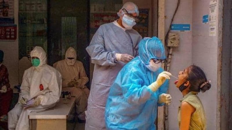 भारत में संक्रमित मरीजों की संख्या 14 हजार
भारत के 30 से अधिक राज्य कोरोना के संक्रमण से जूझ रहे हैं। देश में संक्रमित मरीजों की संख्या 14 हजार के पार पहुंच गई है। जबकि अब तक 496 लोगों की मौत हो चुकी है। हालांकि राहत भरी बात है कि संक्रमण के शिकार 2056 लोग ठीक भी हो चुके हैं।
