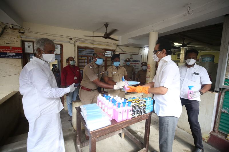 மக்களுக்கு உதவிகள் வழங்கிய திமுக தலைவர் ஸ்டாலின்: 