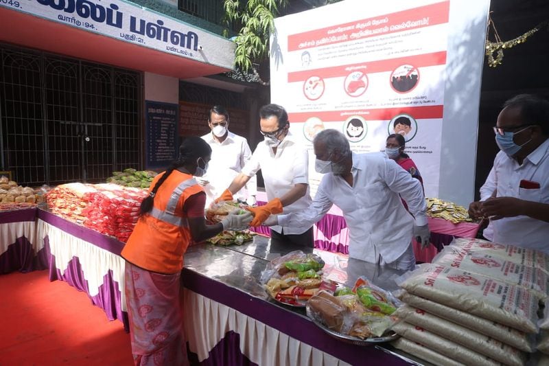 மக்களுக்கு உதவிகள் வழங்கிய திமுக தலைவர் ஸ்டாலின்: 