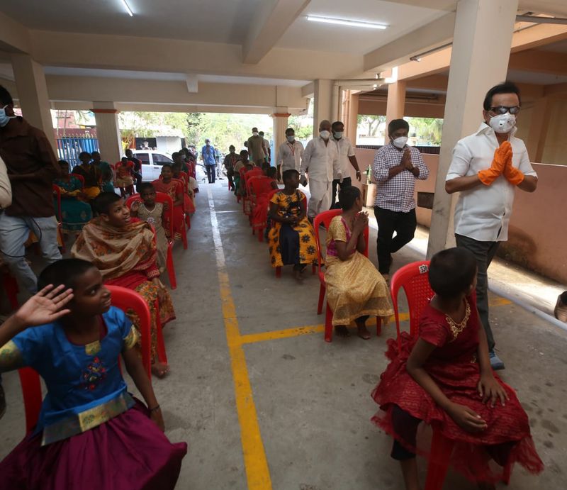 மக்களுக்கு உதவிகள் வழங்கிய திமுக தலைவர் ஸ்டாலின்: 