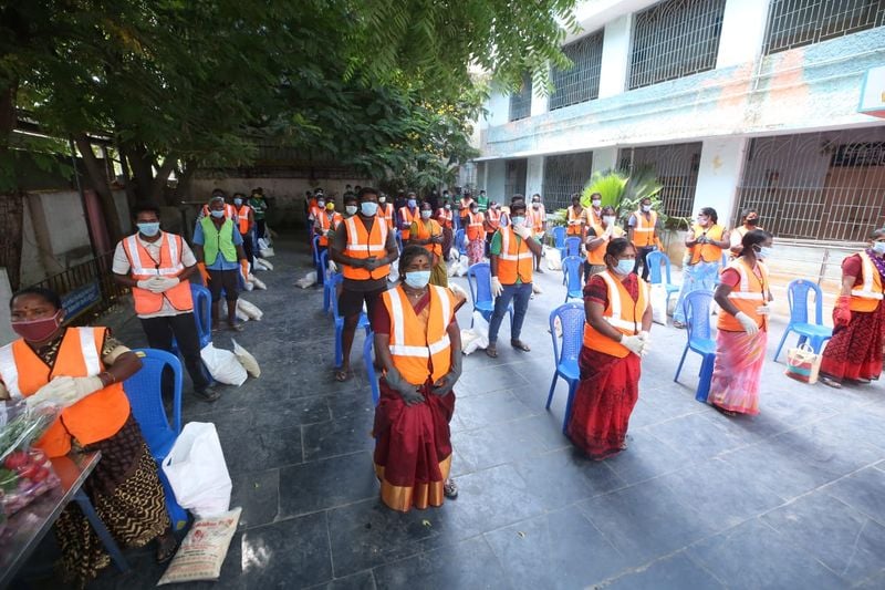 மக்களுக்கு உதவிகள் வழங்கிய திமுக தலைவர் ஸ்டாலின்: 