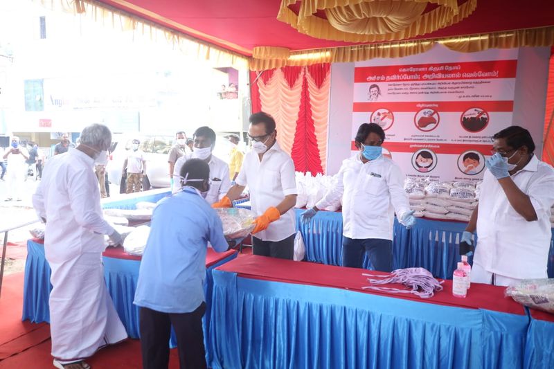 மக்களுக்கு உதவிகள் வழங்கிய திமுக தலைவர் ஸ்டாலின்: 