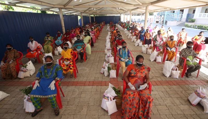 மக்களுக்கு உதவிகள் வழங்கிய திமுக தலைவர் ஸ்டாலின்: 