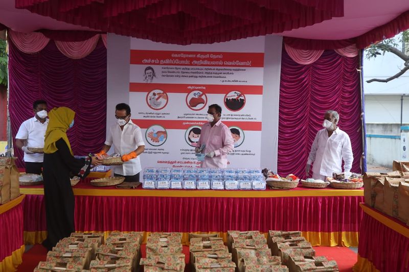 மக்களுக்கு உதவிகள் வழங்கிய திமுக தலைவர் ஸ்டாலின்: 