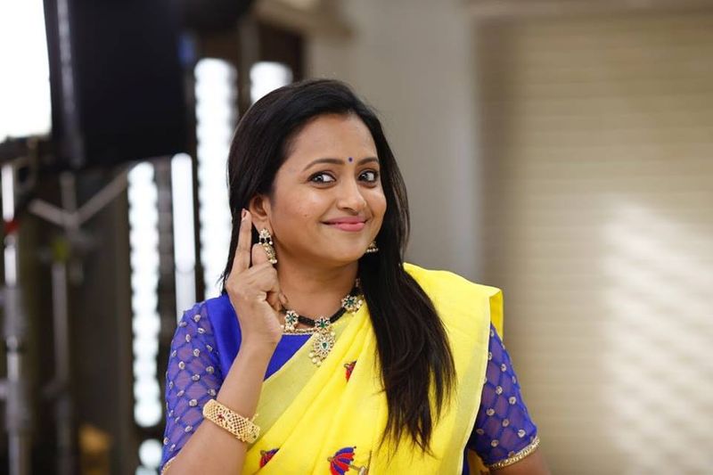 తాజా ప్రోమోలో బిగ్ బాస్ కంటెస్టెంట్స్ తో సుమ తనదైన పంచ్ లతో చెలరేగిపోయారు.