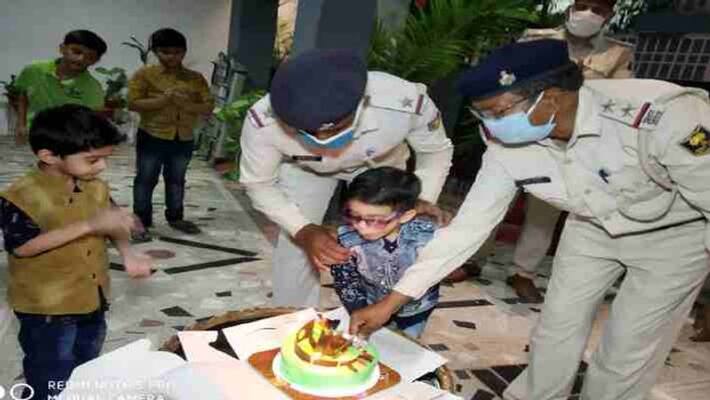 darbhanga police celebrated birthday of four years old kid during corona lockdown pra darbhanga police celebrated birthday of four years old kid during corona lockdown pra