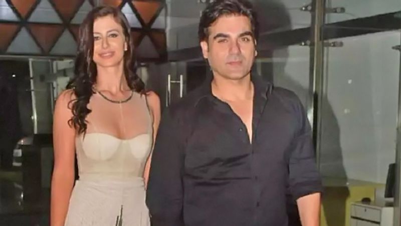 जॉर्जिया अरबाज खान से 22 साल छोटी हैं। अरबाज जहां, 52 साल के हो चुके हैं, वहीं जॉर्जिया अभी 30 साल की हैं। मलाइका से डिवोर्स के बाद अरबाज खान ने खुद ये कबूला था कि उनकी लाइफ में किसी खास ने एंट्री ली है। बता दें कि अरबाज और मलाइका ने 2016 में अपना सेपेरेशन अनाउंस किया था। इसके बाद मई 2017 में दोनों ने तलाक फाइल कर दिया था।