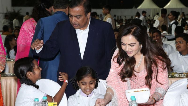 नीता ने शर्माते हुए चेहरा नीचे कर लिया और मुकेश से गाड़ी चलाने को कहा। सिग्नल खुल चुका था और पीछे से कई गाड़ियां हॉर्न बजा रही थीं, लेकिन मुकेश ने कहा, "जब तक तुम जवाब नहीं दोगी, तब तक मैं गाड़ी नहीं चलाऊंगा।" इस बीच रोड पर ट्रैफिक जाम जैसे हालात बन रहे थे। तब नीता ने जवाब दिया था, "यस.. आई विल.. आई विल।"