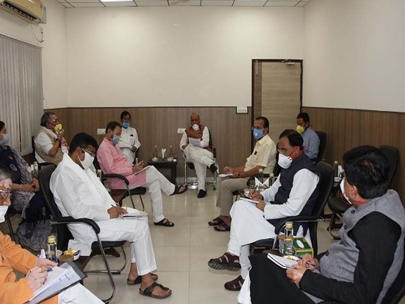 3 मई से रेल, प्लेन यात्रा शुरू होने के आसार नहीं
शनिवार को रक्षा मंत्री राजनाथ सिंह के नेतृत्व में कोविड-19 के लिए बनी GOM की पांचवी बैठक में इन विषयों पर रिपोर्ट तैयार करके प्रधानमंत्री नरेंद्र मोदी के पास भेजी गई है। सूत्रों के मुताबिक इसमें कहा गया है कि रेल और हवाई सेवाएं 3 मई के बाद शुरू नहीं होंगी।
