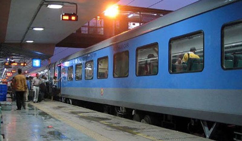इससे पहले ही नागरिक उड्डयन मंत्रालय ने यह बात स्पष्ट कर दी है कि अभी तक घरेलू या अंतरराष्ट्रीय हवाई परिचालन खोलने पर कोई निर्णय नहीं लिया गया है। यानी की भारत में फिलहाल कोई फ्लाइट शुरू नहीं होने वाली है। 