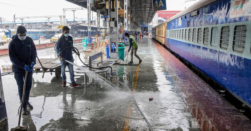 रक्षा मंत्री राजनाथ सिंह के घर में हुए ग्रुप ऑफ मिनिस्टर्स की इस मीटिंग में केंद्रीय मंत्री प्रकाश जावड़ेकर, पीयूष गोयल, स्मृति ईरानी, संतोष गंगवार, रमेश पोखरियाल, राम विलास पासवान, गिरिराज सिंह शामिल थे। मंत्रियों ने कोविड-19 पर मंत्रालयों से देश भर के हालात का फीडबैक लिया। 