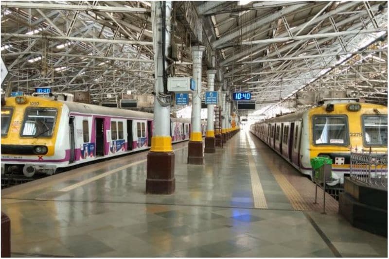25 मार्च से जारी है लॉकडाउन
कोरोना के संक्रमण को रोकने के लिए देश में 25 मार्च से लॉकडाउन जारी है। पीएम मोदी ने 24 मार्च को लॉकडाउन का ऐलान करते हुए कहा था कि कोरोना के संक्रमण को देखते हुए 21 दिनों का लॉकडाउन जारी किया जाता है। इस दौरान सारी सेवाएं बंद रहेंगी। पहले चरण में जारी लॉकडाउन की मियाद 14 अप्रैल को पूरी हो रही थी। 