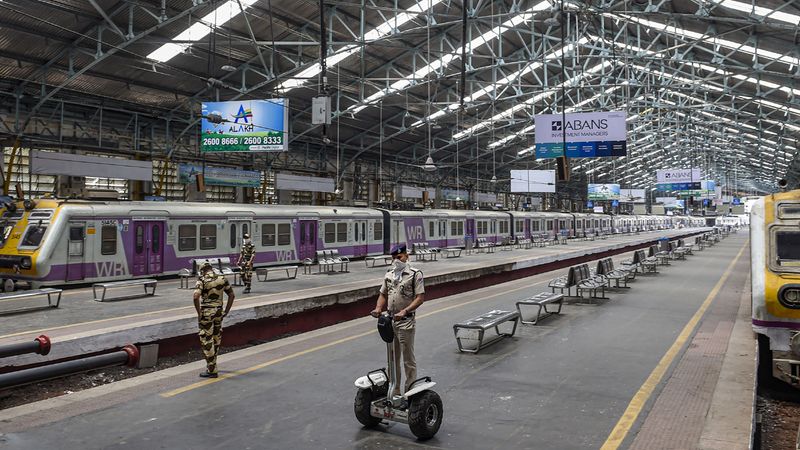 देश में कोरोना का संक्रमण बढ़ता जा रहा था। साथ ही राज्यों के मुख्यमंत्रियों ने पीएम मोदी से लॉकडाउन बढ़ाने की मांग की। जिसके बाद पीएम मोदी ने 14 अप्रैल को 19 दिनों तक लॉकडाउन को बढ़ा दिया। अब दूसरे चरण में जारी लॉकडाउन की समय सीमा 3 मई को समाप्त हो रही है। 