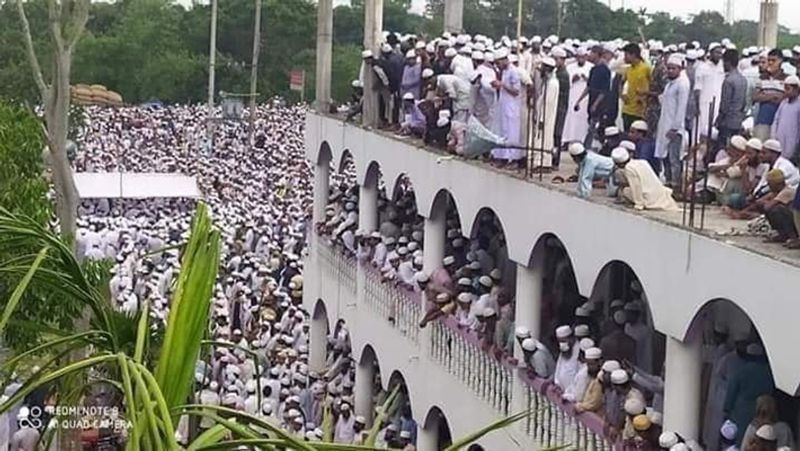 बता दें कि कोरोना वायरस फैलने के खतरे को देखते हुए बांग्लादेश में भी लॉकडाउन चल रहा है। ऐसे में पुलिस मुख्यालय की ओर से जारी किए गए एक बयान में कहा गया कि जनाजे में लोगों को एकत्रित होने की अनुमति देने पर ब्राह्मणबारी में सरैल पुलिस थाना प्रभारी शहादत हुसैन टीटू को हटा दिया गया है। टीटू ने भीड़ को एकत्रित होने से रोकने के लिए उचित कदम नहीं उठाए जिसके चलते उन्हें हटाया गया।