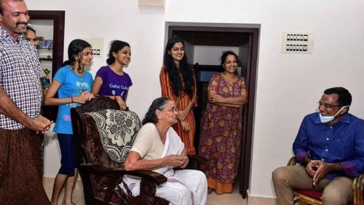 trivandrum collector visit home for awareness of lockdown situation trivandrum collector visit home for awareness of lockdown situation