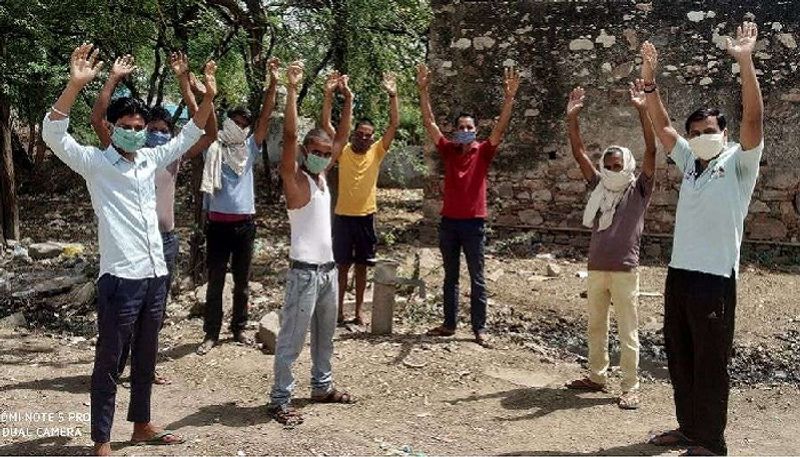 मुख्यमंत्री योगी आदित्यनाथ ने कहा कि शारीरिक दूरी और लॉकडाउन के मानकों का उल्लंघन न हो। जिला स्तर पर कुछ औद्योगिक गतिविधियों में छूट देने के संबंध में जिलाधिकारी जरूर मंडलायुक्त, एडीजी, आइजी, डीआइजी, एसएसपी, एसपी, जिला उद्योग केंद्र के अधिकारी और उद्यमियों से विचार-विमर्श कर लें। (फाइल फोटो)