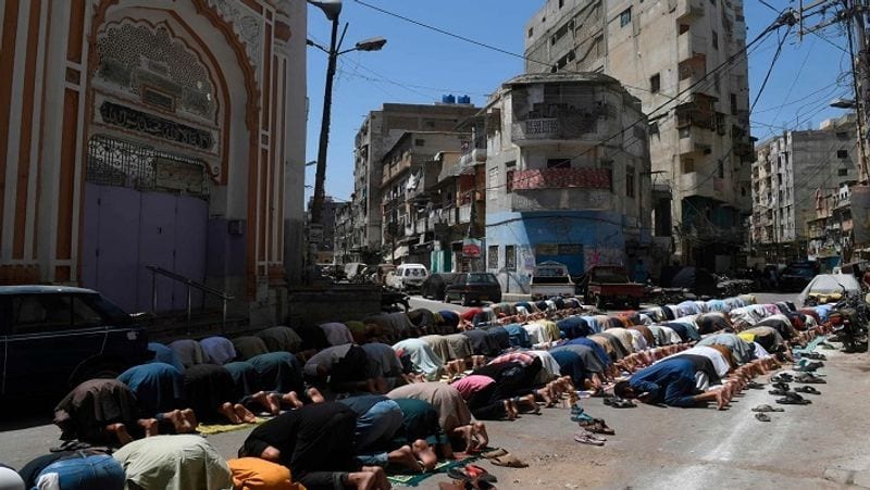 Muslims should get permission to offer prayers in mosque on Eid