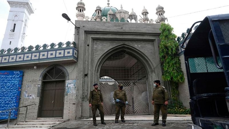 लाहौर की एक बंद मस्जिद के आगे पुलिस के जवान सुरक्षा के लिए मुस्तैद खड़े हैं। सबों ने मास्क भी पहन रखे हैं। 