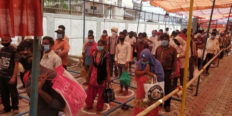 പന്ത്രണ്ട് മണിക്കുള്ള ഉച്ചഭക്ഷണ വിതരണത്തിന് പത്തുമണിയ്ക്കേ ആളുകള് വരി നിന്നുതുടങ്ങി. അമ്മമാരും കുഞ്ഞുങ്ങളും വൃദ്ധരും യുവാക്കളുമടങ്ങിയ ആ നിര ഒരോ മിനിറ്റിലും നീണ്ടു നീണ്ടു പോയി. 