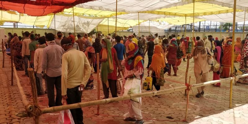 ദില്ലിയിലെ ബാദ്ലി സർക്കാർ സ്കൂളിന് മുന്നിൽ പതിവായി 500 പേരിലധികം ആളുകളാണ് സൗജന്യ ഉച്ചഭക്ഷണം വാങ്ങാനെത്തുന്നത്. പരിപ്പുകറി, വെജിറ്റബിൾ സ്റ്റൂ, ചോറ് ഇത്രയുമാണ് ഉച്ചഭക്ഷണത്തിലുൾപ്പെടുത്തിയിരിക്കുന്നത്. 