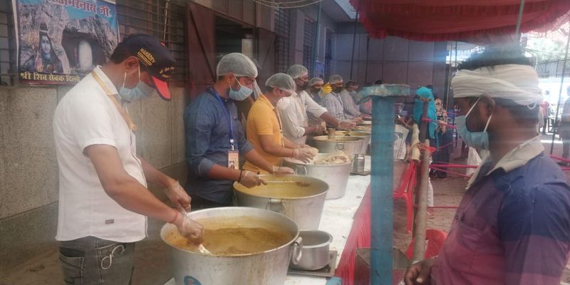 1200 ഓളം ആളുകൾ വരെ ചില സമയങ്ങളിൽ ക്യൂവിൽ ഉണ്ടാകും. ലോക്ക് ഡൗൺ ആരംഭിച്ചതോടെ ഉപജീവനമാർഗം നിലച്ച ദില്ലിയിലെ ഇതരസംസ്ഥാന തൊളിലാളികള് ജീവന് പിടിച്ചു നിര്ത്താന് സൗജന്യഭക്ഷണം തേടി അലയുകയാണ്... 