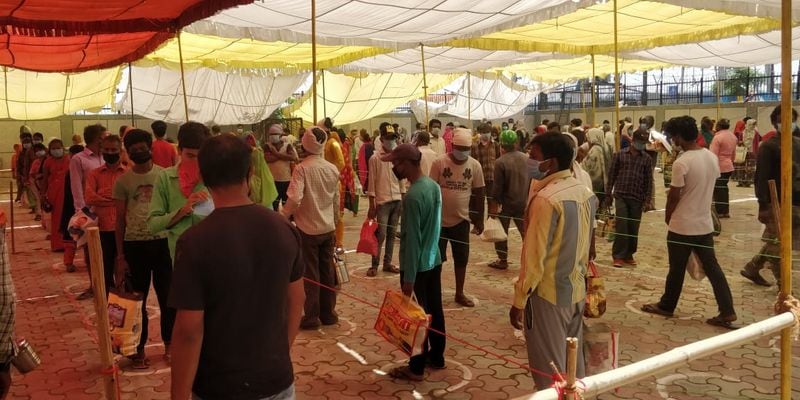 പാവപ്പെട്ടവർക്ക് സൗജന്യ ഭക്ഷണം നൽകുന്നതിന് വേണ്ടി 2500 ഓളം കേന്ദ്രങ്ങളാണ് ദില്ലിയിൽ ആരംഭിച്ചിരുന്നത്. ഏപ്രിൽ 1 വരെ പ്രതിദിനം പത്ത് ലക്ഷം പേർക്ക് സൗജന്യ ഭക്ഷണം നൽകാനുള്ള സംവിധാനം ഏർപ്പെടുത്തിയതായി ദില്ലി സർക്കാർ നേരത്തെ അറിയിച്ചിരുന്നു. 