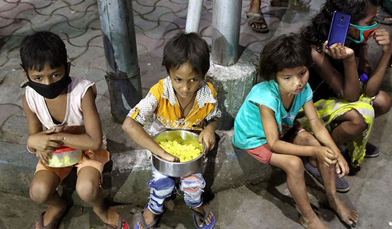 <p>ক্ষুধার্তদের খাদ্য দান, বিশ্বের সমস্ত ধর্মে একটি মহান কাজ হিসাবে বিবেচিত। তবে কখনও কোনও ক্ষুধার্ত ব্যক্তিকে বাসি খাবার দান করবেন না। ক্ষুধার্ত ব্যক্তিকে খেতে দিলে সেরা খাবার খেতে দিন।</p>