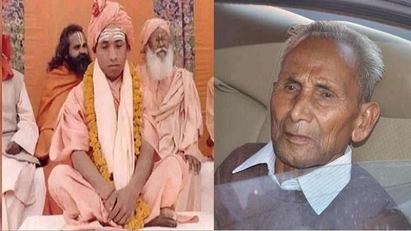 आनंद सिंह बिष्ट ने गोरखपुर मंदिर में देखा कि भगवा धारण किए सिर मुड़ाए एक युवा संयासी फर्श की सफाई का मुआयना कर रहा था। वह जब उनके पास पहुंचे तो हकीकत उनके सामने आ गई, वह उनका अपना बेटा था। (फाइल फोटो)