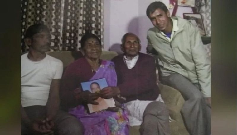 पुष्पा (सीएम योगी आदित्यनाथ की बहन) शादी के बाद दिल्ली शिफ्ट हो गई थीं। एक दिन हिंदी अखबार में छोटी सी खबर पढ़ी थी कि गोरखपुर के सांसद और गोरक्षपीठाधीश्वर ने दो महीने पहले अपने उत्तराधिकारी के नाम की घोषणा कर दी है। वह योगी आदित्यनाथ हैं और पौड़ी के रहने वाले हैं।(फाइल फोटो)