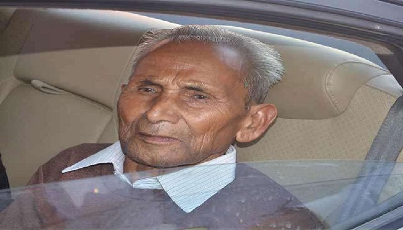 सीएम योगी के पिता आनंद सिंह बिष्ट पिछले महीने से दिल्ली के एम्स में भर्ती थे। उनका गैस्ट्रो विभाग के डॉक्टर विनीत आहूजा द्वारा इलाज चल रहा था। एम्स लाने से पहले उनका उत्तराखंड के पौड़ी-गढ़वाल के हिमालयन हॉस्पिटल में इलाज चल रहा था।
