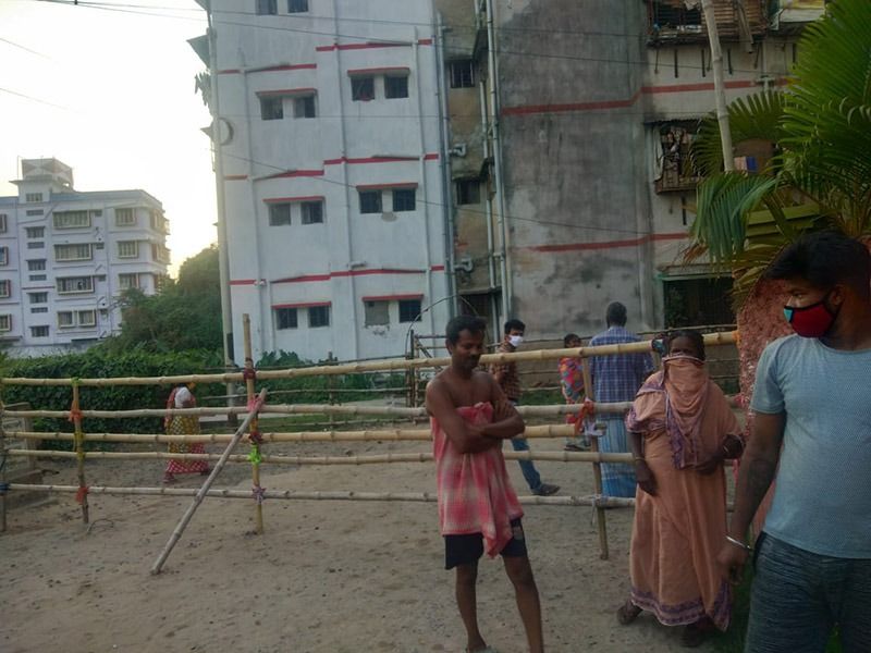সোমবার থেকে বন্ধ করে দেওয়া হল গড়িয়া স্টেশন বাজার এলাকা। সকাল থেকেই টহল দিচ্ছে কর্তব্য়রত পুলিশ।