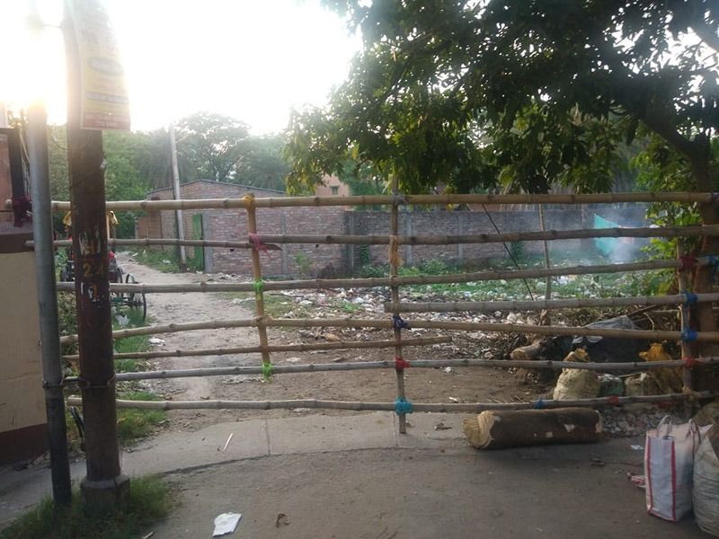 প্রশাসনের কর্তারা মনে করছেন, ওই কলোনিতে অনেক মানুষ ঘনসন্নিবিষ্টভাবে বসবাস করেন। তাতে অন্য বাসিন্দাদেরও সংক্রমিত হওয়ার আশঙ্কা রয়েছে। সেই কারণেই ওই এলাকার বাসিন্দাদের বাইরে যাতায়াত পুরোপুরি বন্ধ করে দেওয়া হয়েছে।