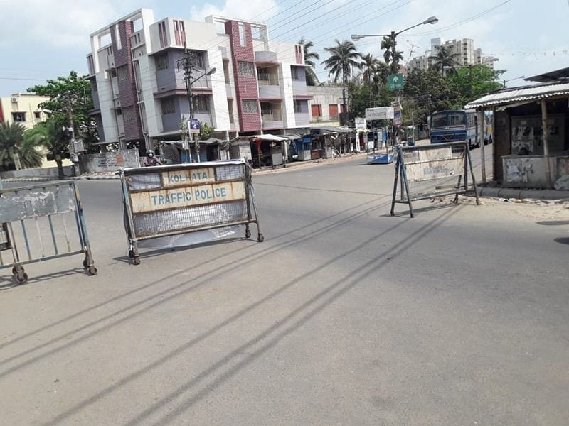 পাশাপাশি মুখ্যমন্ত্রী মমতা বন্দ্যোপাধ্যায় এই বিষয়ে পুলিশ প্রশাসনকে নির্দেশ দিয়েছিলেন। হটস্পট এলাকায় সশস্ত্র পুলিশ নামিয়ে কড়া হাতে পরিস্থিতির মোকাবিলা করতে।
