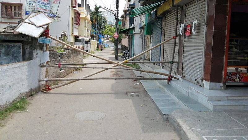 ১০৯ ওয়ার্ডের অন্তর্গত এই শহীদ স্মৃতি কলোনি এলাকা সম্পূর্ণভাবে সিল করা হয়েছে। সেখানে কড়া নজরদারি চালাচ্ছে পঞ্চশায়র থানার পুলিশ।