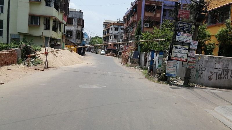 বন্ধ থাকবে মাছ ও সব্জির দোকান। তবে সকাল ১০টা থেকে সন্ধে ৬ অবধি খোলা থাকবে ওষুধ ও মুদিখানার দোকান।