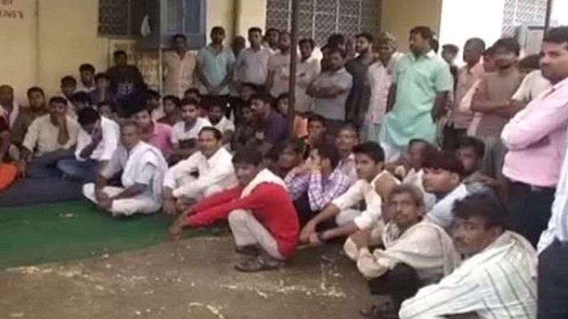  8- जुलाई-2017 राजस्थान: बाइक से टक्कर लगने के बाद भीड़ ने मार डाला
हरीश जाटव मॉब लिंचिंग केस काफी चर्चित रहा। राजस्थान के अलवर में हरीश जाटव की बाइक से एक महिला को टक्कर लग गई थी। इसके बाद गुस्साई भीड़ ने उन्हें बेरहमी से पीटा। इसके बाद इलाज के लिए उन्हें दिल्ली रिफर किया गया। जहां उनकी मौत हो गई। 