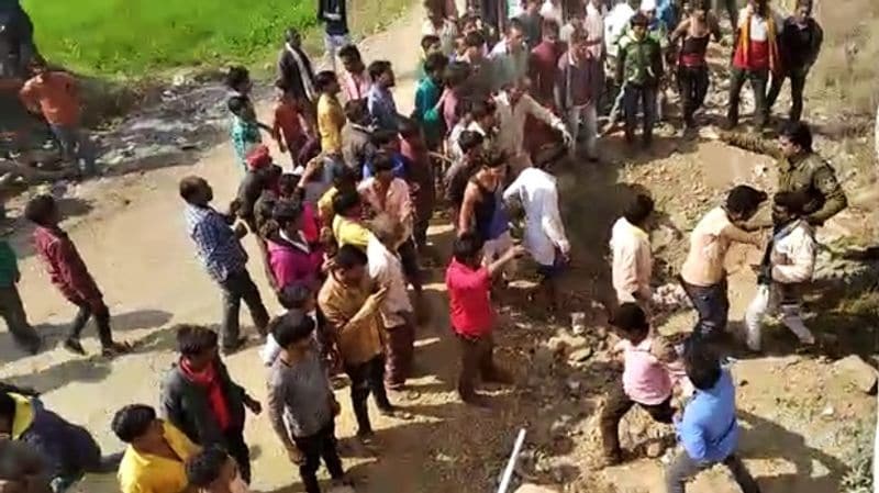 10- 5 फरवरी 2020: धार में बच्चा चोरी के शक में भीड़ ने मार डाला
मध्यप्रदेश के धार जिले में इसी साल 5 फरवरी को मॉब लिंचिंग की घटना सामने आई थी। यहां बच्चा चोरी के शक में भीड़ ने पीट पीट कर एक शख्स को मार डाला था। वहीं, 5 लोग जख्मी हुए थे। हालांकि, इस घटना के पीछे पैसों के विवाद होने की बात भी सामने आई थी। 
