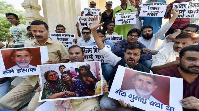 2- दादरी : 28 सितंबर 2015- गोमांस रखने के शक में हत्या
उत्तर प्रदेश के ग्रेटर नोएडा के बिसाहड़ा गांव में भीड़ ने गोमांस रखने के शक में एक शख्स की हत्या कर दी थी। मरने वाला का नाम अखलाक था। इस मामले में पुलिस ने 18 लोगों की आरोपी बनाया था। इसमें तीन नाबालिग भी थे। 