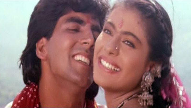बता दें कि अक्षय कुमार और काजोल ने एक साथ फिल्म 'ये दिल्लगी' में भी काम किया था। इस फिल्म में सैफ अली खान भी थे। फिल्म का गाना 'देखो जरा देखो' खूब फेमस हुआ था। इस गाने में काजोल और अक्षय ने साथ में डांस किया था।
