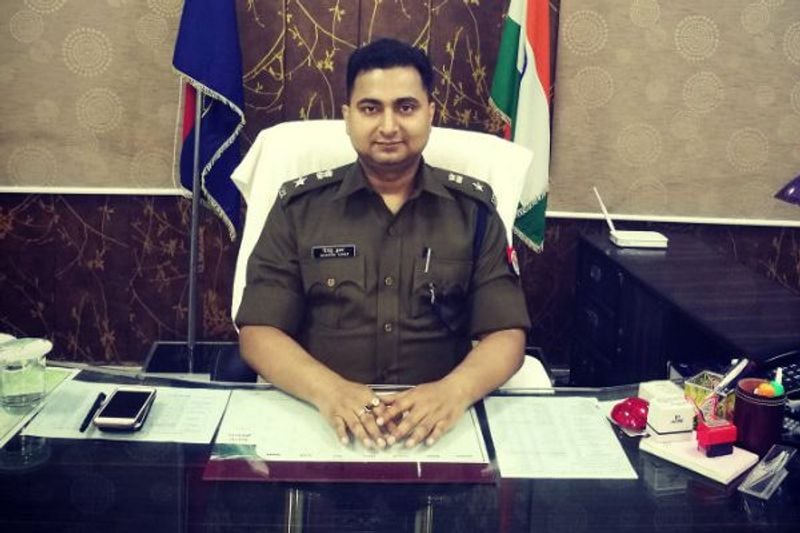 यहां हिमांशु ने अपराधियों की कमर तोड़ कर रख दी वही खाकी वर्दी में छिपे दागी वर्दी धारियों को भी नहीं बख्शा था। कई गंभीर अपराधों का खुलासा नेपाल करने पर आम जनमानस ने एसपी को सम्मानित भी किया गया था। 